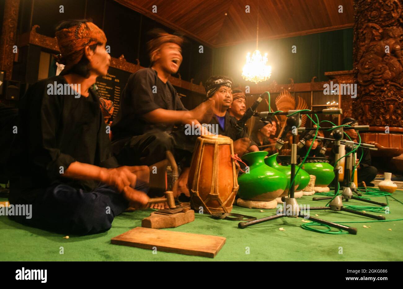 Des musiciens en vêtements traditionnels accompagnent la danse Sintren. Banque D'Images