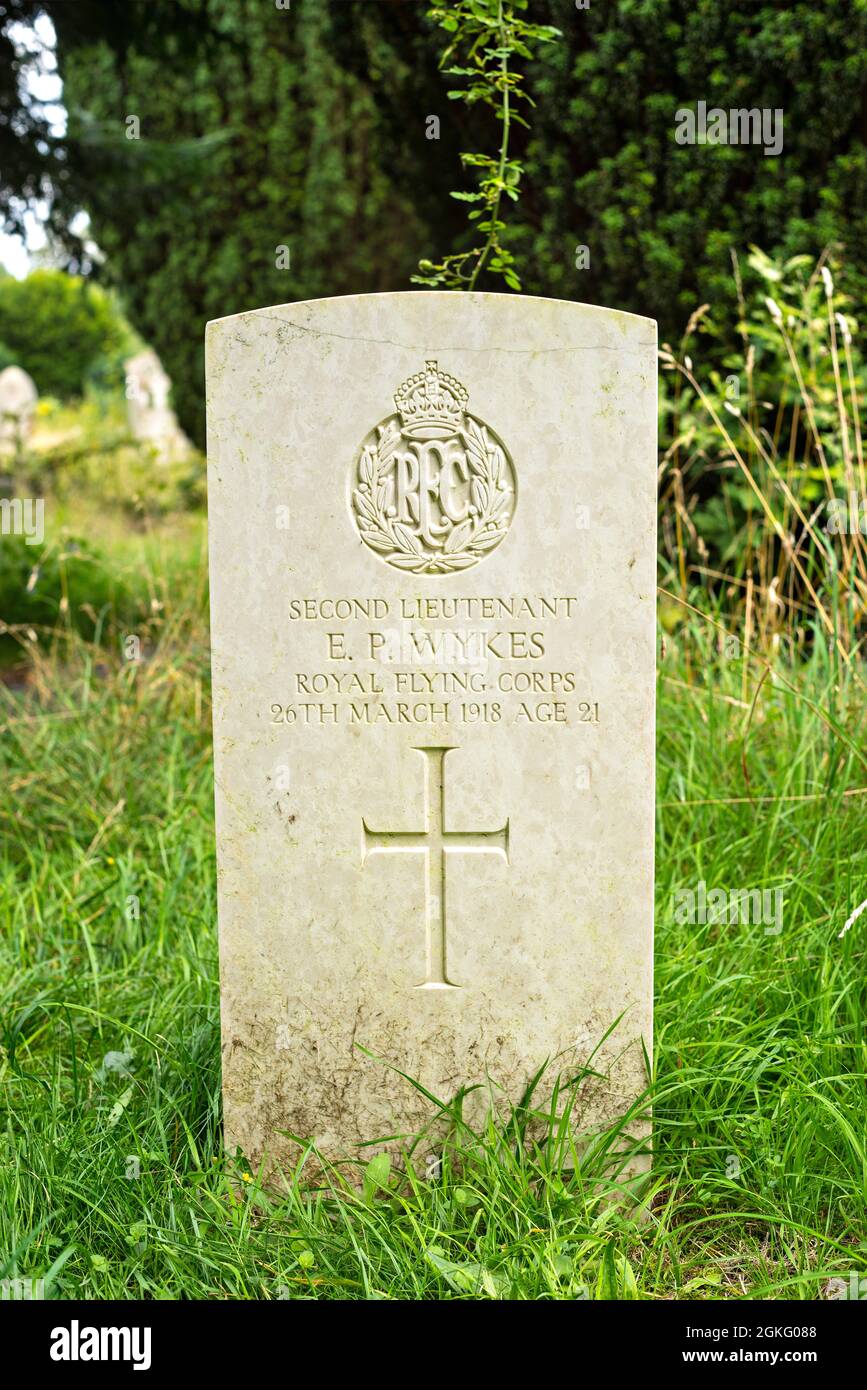 La pierre tombale du Royal Flying corps deuxième lieutenant E P Wykes dans le vieux cimetière de Southampton, Hampshire, Angleterre Banque D'Images