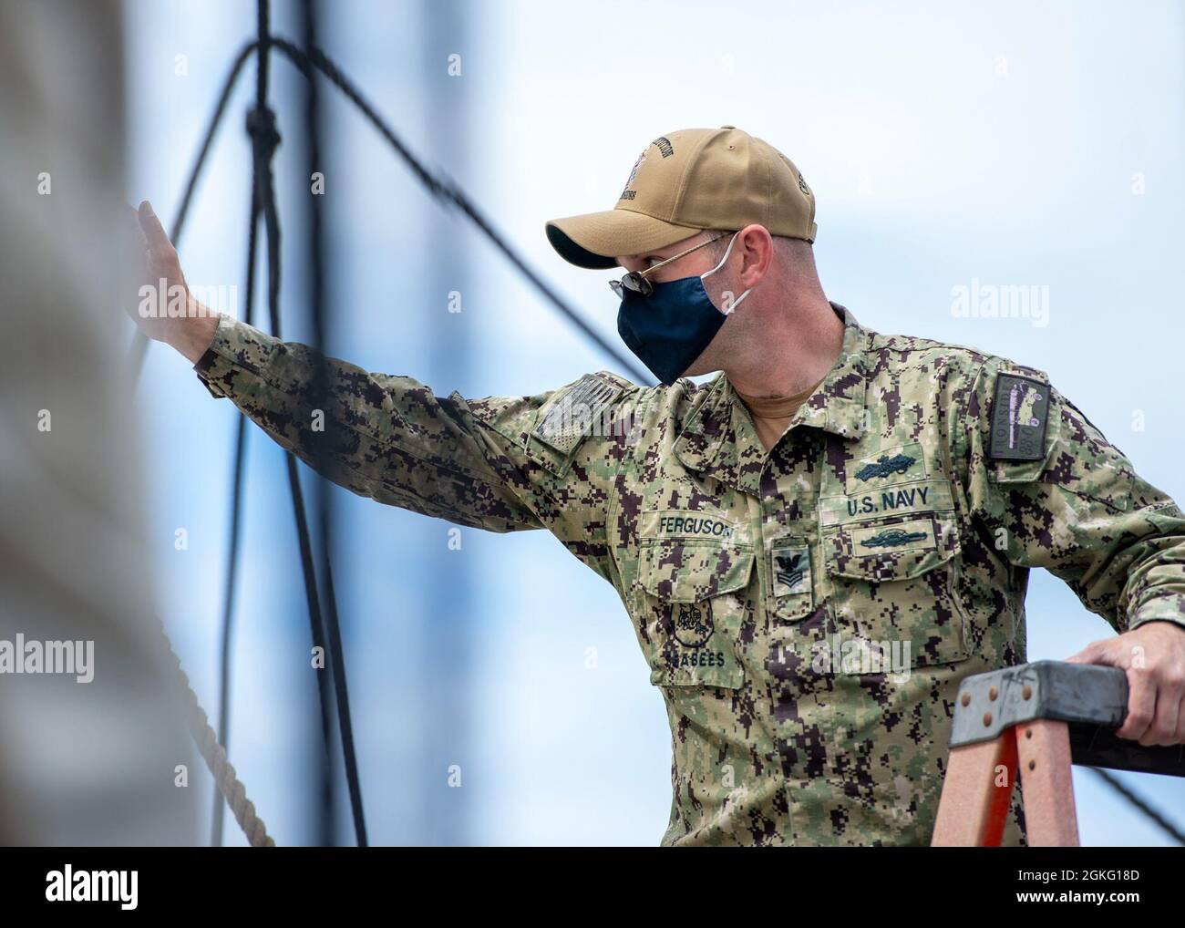 BOSTON (14 avril 2021) constructeur de 1re classe Charles Ferguson, de Panama City, en Floride, lignes de sueur pour aider le reste de l'équipage avec la voile à l'escanette en furieuse « Old Ironsides ». La Constitution, le plus ancien navire de guerre au monde, a joué un rôle crucial dans les guerres de Barbarie et la guerre de 1812, défendant activement les voies maritimes de 1797 à 1855. Le navire d'État américain désigné, la Constitution et son équipage s'engagent dans la sensibilisation de la communauté et l'éducation sur l'histoire du navire et l'importance de la puissance navale pour plus de 500,000 000 visiteurs chaque année. Banque D'Images