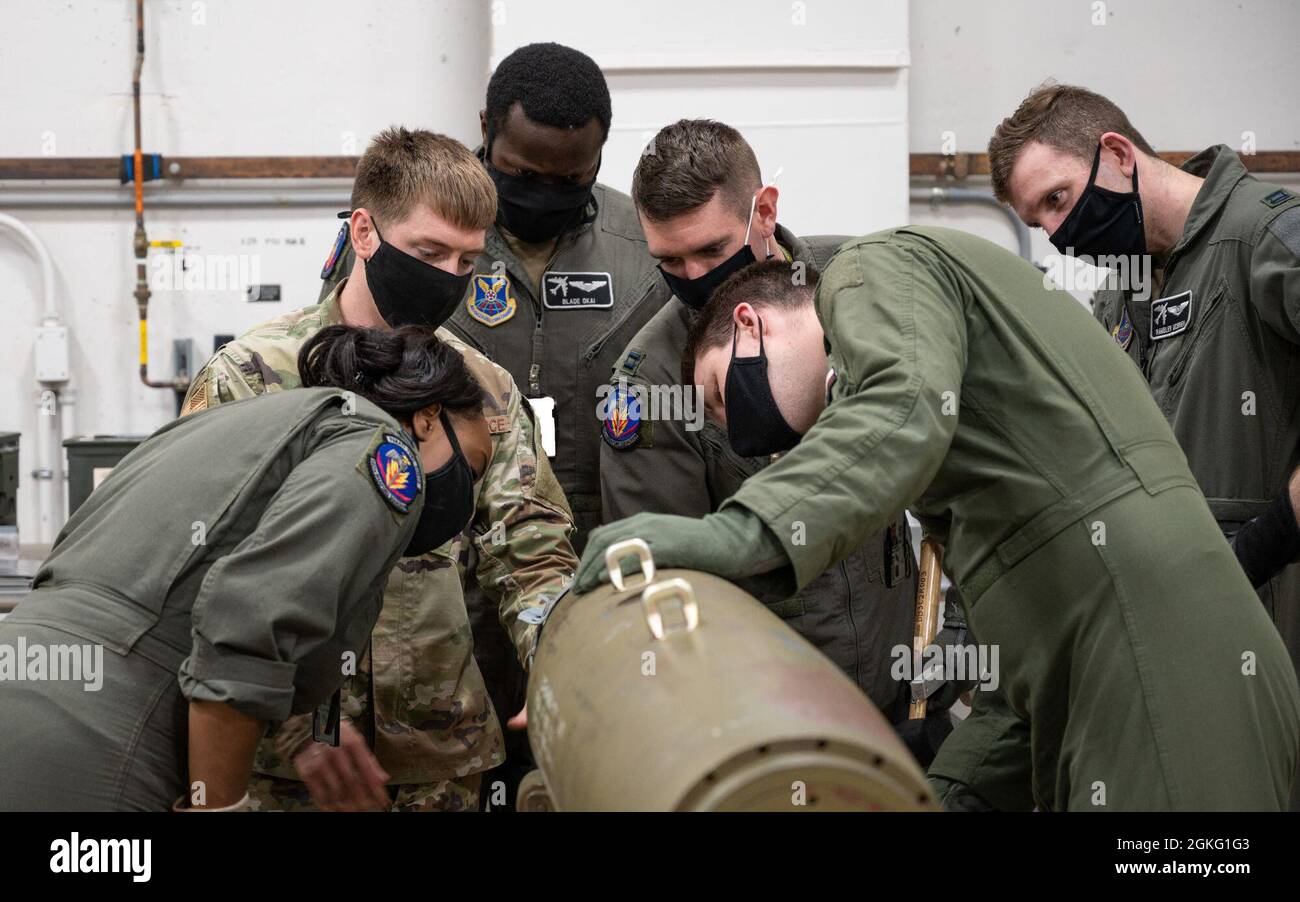 Des étudiants du cours de formation du 340e Escadron d'armes assemblent une munition GBU-31 inerte à la base aérienne de Barksdale, en Louisiane, le 13 avril 2021. La classe a construit des munitions pour démontrer la sécurité et la connaissance du processus. Banque D'Images