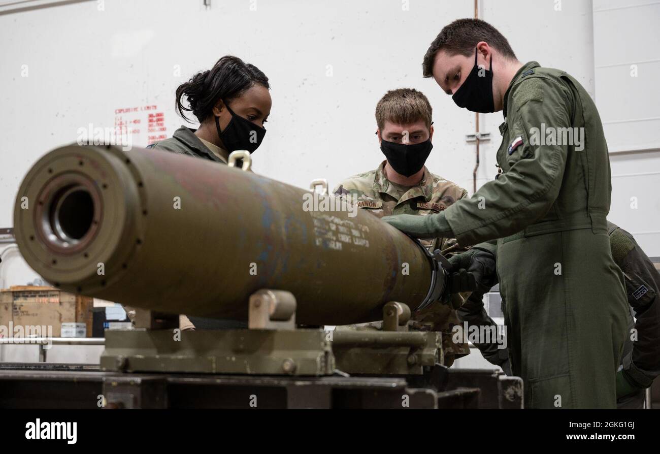 Des étudiants du cours de formation du 340e Escadron d'armes assemblent une munition GBU-31 inerte à la base aérienne de Barksdale, en Louisiane, le 13 avril 2021. Les étudiants ont reçu des instructions sur l'assemblage et l'entretien appropriés des armes. Banque D'Images