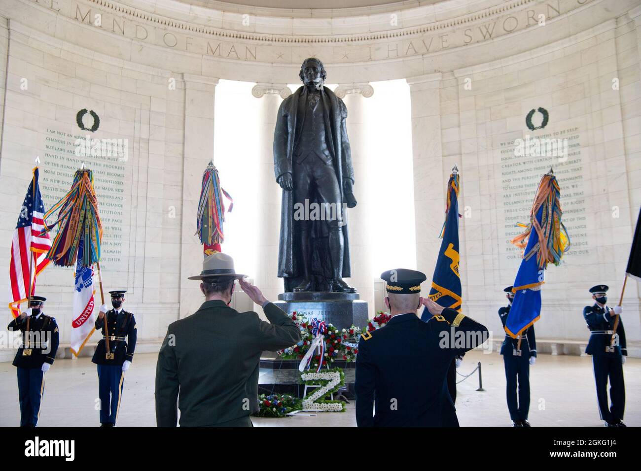 Le major général Omar J. Jones, commandant du quartier général de la Force interarmées - région du Capitole national et district militaire de l'armée américaine de Washington, rend hommage au Thomas Jefferson Memorial, Washington D.C., le 13 avril 2021. Une cérémonie de la couronne des honneurs des forces armées a eu lieu pour commémorer le 278e anniversaire du président des États-Unis Thomas Jefferson. Banque D'Images