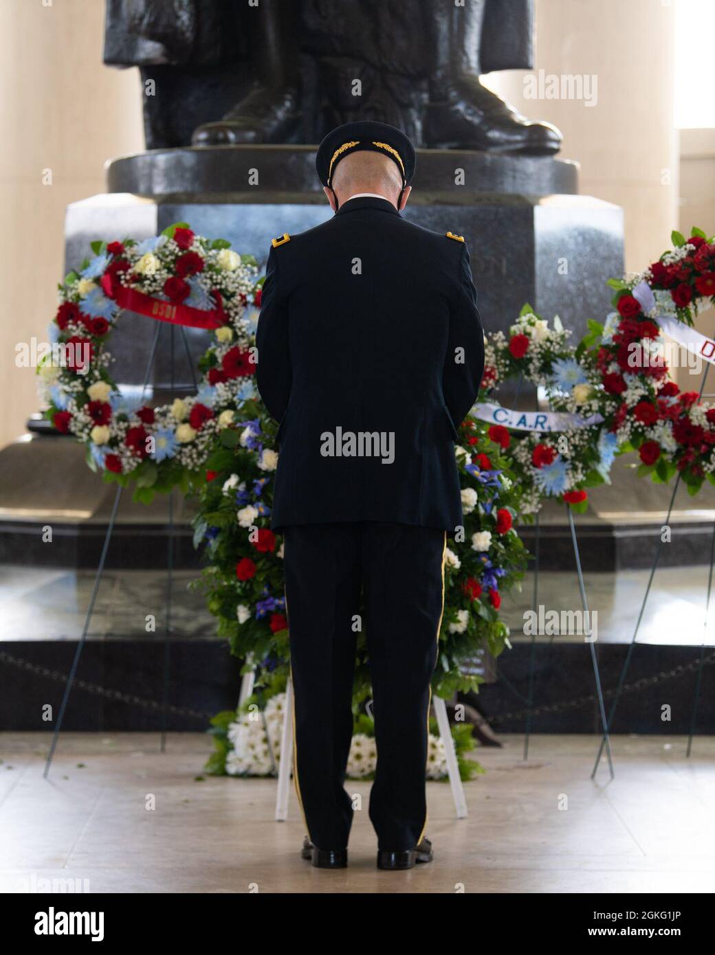 Le major général Omar J. Jones, commandant du quartier général de la Force interarmées - région du Capitole national et district militaire de l'armée américaine de Washington, respecte le Thomas Jefferson Memorial, Washington D.C., le 13 avril 2021. Une cérémonie de la couronne des honneurs des forces armées a eu lieu pour commémorer le 278e anniversaire du président des États-Unis Thomas Jefferson. Banque D'Images