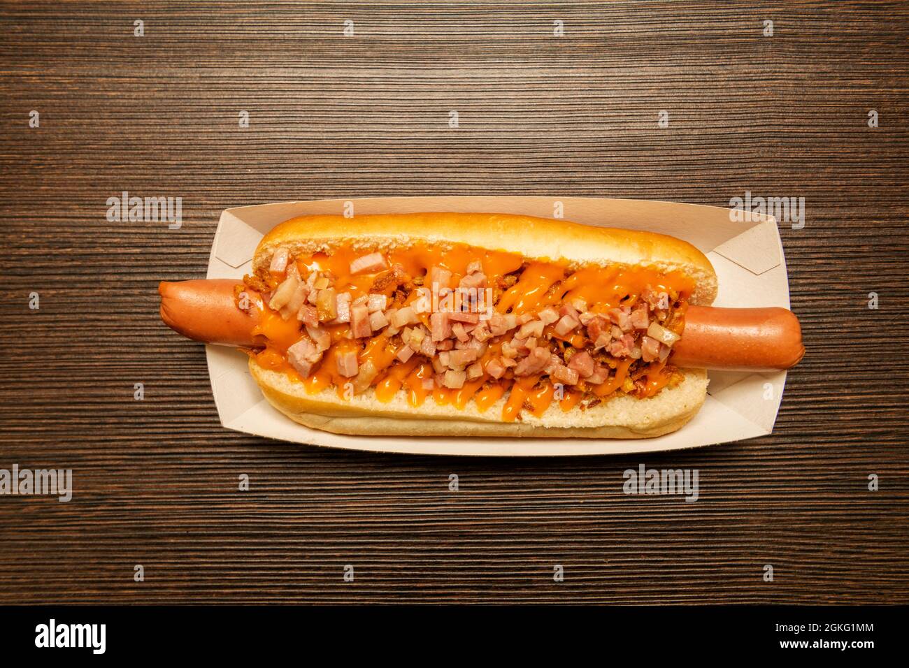 Grand chien chaud à la saucisse avec cheddar, oignon croustillant et Tacos au bacon frit Banque D'Images