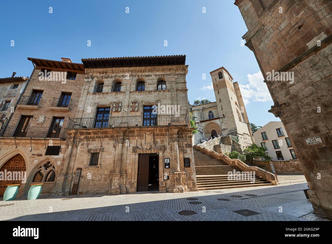 Palais de justice et église San Pedro de la Rua, Estella (Lizarra), Navarre, España. Voie de St james. Banque D'Images