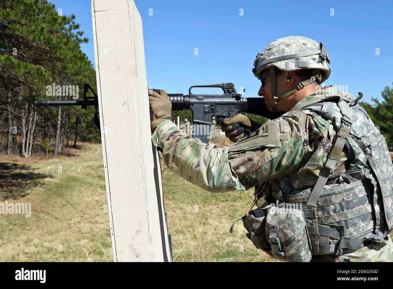 BASE COMMUNE McGuire-DIX-LAKEHURST (New Jersey) -- Sgt. Mark Henley, un concurrent de la 174e Brigade d'infanterie lors de la compétition Best Warrior du 3e trimestre, tire un fusil M16A2 sur des cibles en relief depuis la position debout soutenue lors de l'événement de qualification du fusil le 13 avril 2021. Banque D'Images