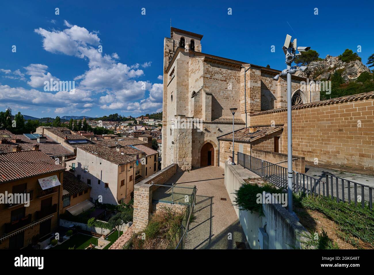 L'église San Pedro de la Rua perchée sur une haute, avec un beau portique du XIIIe siècle, arches lobées d'influence mauresque et une imposante tour., est Banque D'Images