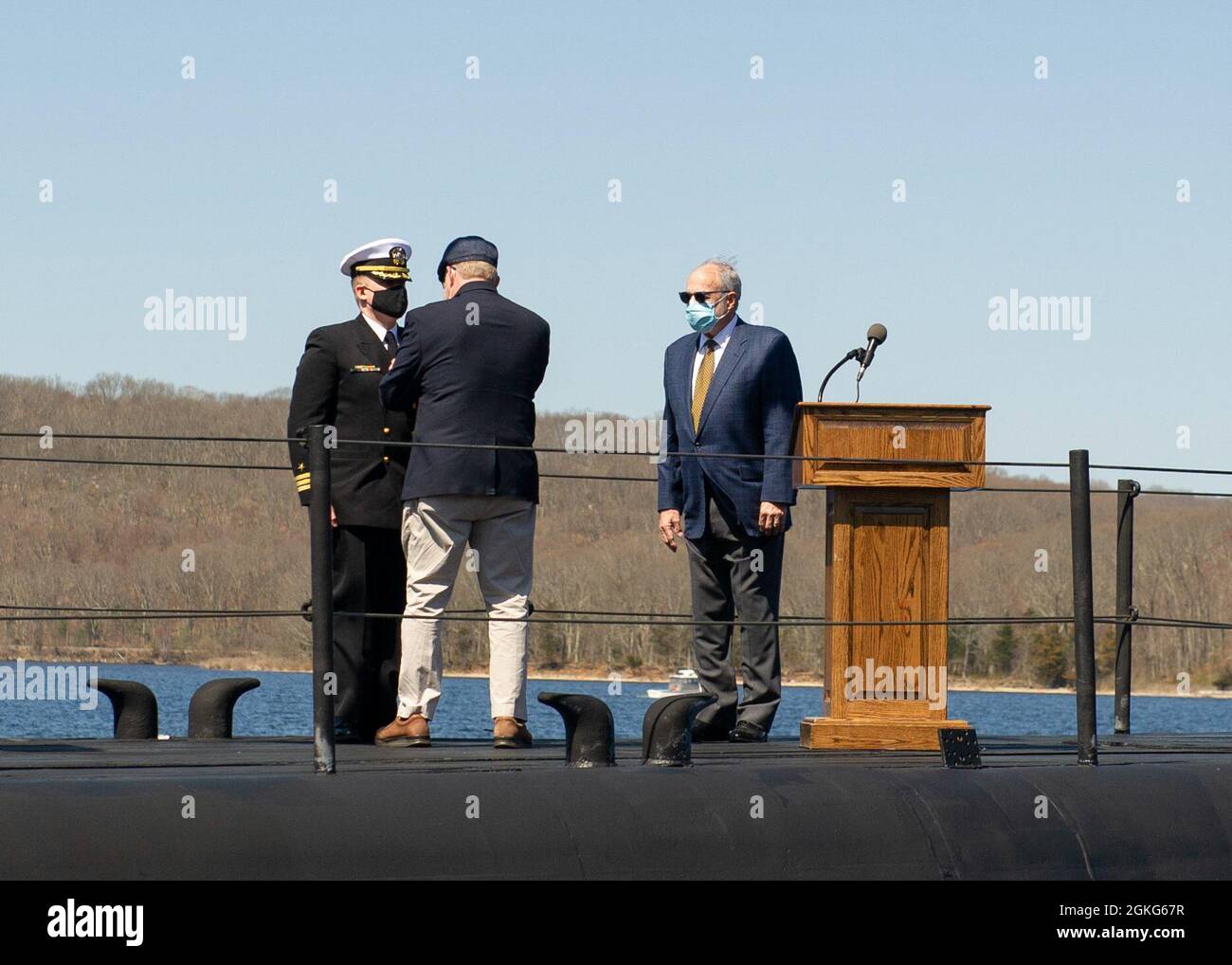 210414-N-ME396-1066 GROTON, Connecticut (14 avril 2021) Directeur adjoint du Commandement de l'histoire et du patrimoine de la marine Pat Burns pins Cmdr. Bradley Boyd avec la Médaille du service méritoire à bord de HS Nautilus (SSN 571). Pendant son temps comme officier en charge de Nautilus, Boyd a conduit au développement de la norme d'entretien pour s'assurer que Nautilus peut rester hydrique 60 ans plus, ce qui permet d'économiser 90 millions de dollars en argent des contribuables. L'officier responsable de Nautilus est également conservateur de la Bibliothèque et du Musée de la Force sous-marine et le seul Sailor actif à occuper ce poste. Banque D'Images