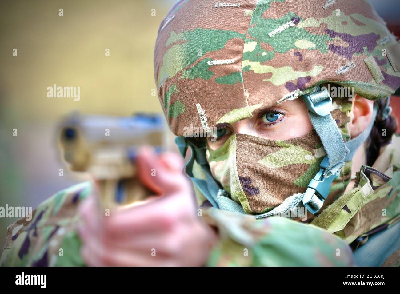 SPC de réserve de l'armée. Caitlyn Mulvaney, spécialiste de l'approvisionnement et originaire de San Antonio, Texas, affecté à la compagnie B, 228ème Hôpital de soutien au combat, 807ème Commandement médical (soutien au déploiement) prend fin avec un pistolet de service SIG Sauer M17 dans une gamme à Camp Williams, Utah, avril 14. Mulvaney était l'un des quinze soldats de la Réserve de l'Armée de terre de tout le pays qui sont récemment venus à Camp Williams pour participer à une compétition de meilleur guerrier du Commandement interarmées qui a mis les soldats au défi de cinq jours d'événements physiques et mentaux rigoureux allant du Test de condition physique de combat de l'Armée de terre à la stratégie de markaillage, connaissance médicale Banque D'Images