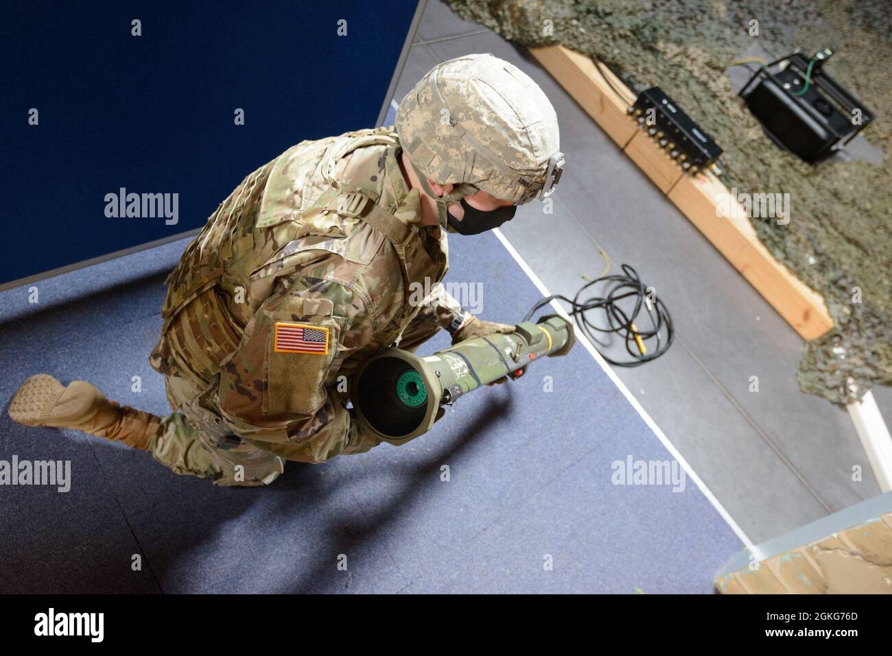 Sergent de l'armée américaine Christopher Arnold, un opérateur de systèmes de communication par satellite-mainteneur au U.S. Army Network Enterprise Centre - Belgique, 39e Bataillon de signal stratégique, se prépare à tirer une arme anti-armure simulée AT-4 lors de la 2e Brigade de signal de théâtre meilleur Warrior Competition sur la base aérienne de Chièvres, Belgique, le 14 avril 2021. Les concurrents ont effectué des tâches de guerrier au niveau du théâtre et des exercices de combat qui ont impliqué le ruck, la stratégie de tir, les procédures médicales et les opérations de détenus. La CBB a été tenue à leur poste d'attache pour respecter les restrictions de voyage de Covid-19. Banque D'Images