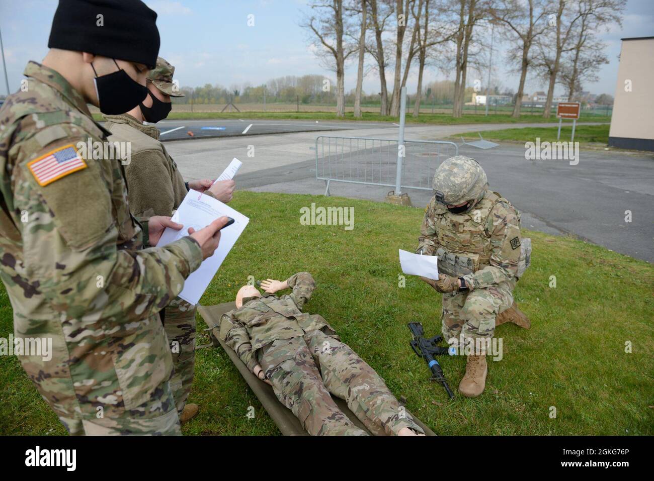 Sergent de l'armée américaine Christopher Arnold (à droite), un opérateur de systèmes de communication par satellite-mainteneur au U.S. Army Network Enterprise Centre - Belgique, 39e Bataillon de signal stratégique, donne une évacuation médicale de 9 lignes pendant la 2e Brigade de signal de théâtre meilleur Warrior Competition sur la base aérienne de Chièvres, Belgique, le 14 avril 2021. Les concurrents ont effectué des tâches de guerrier au niveau du théâtre et des exercices de combat qui ont impliqué le ruck, la stratégie de tir, les procédures médicales et les opérations de détenus. La CBB a été tenue à leur poste d'attache pour respecter les restrictions de voyage de Covid-19. Banque D'Images