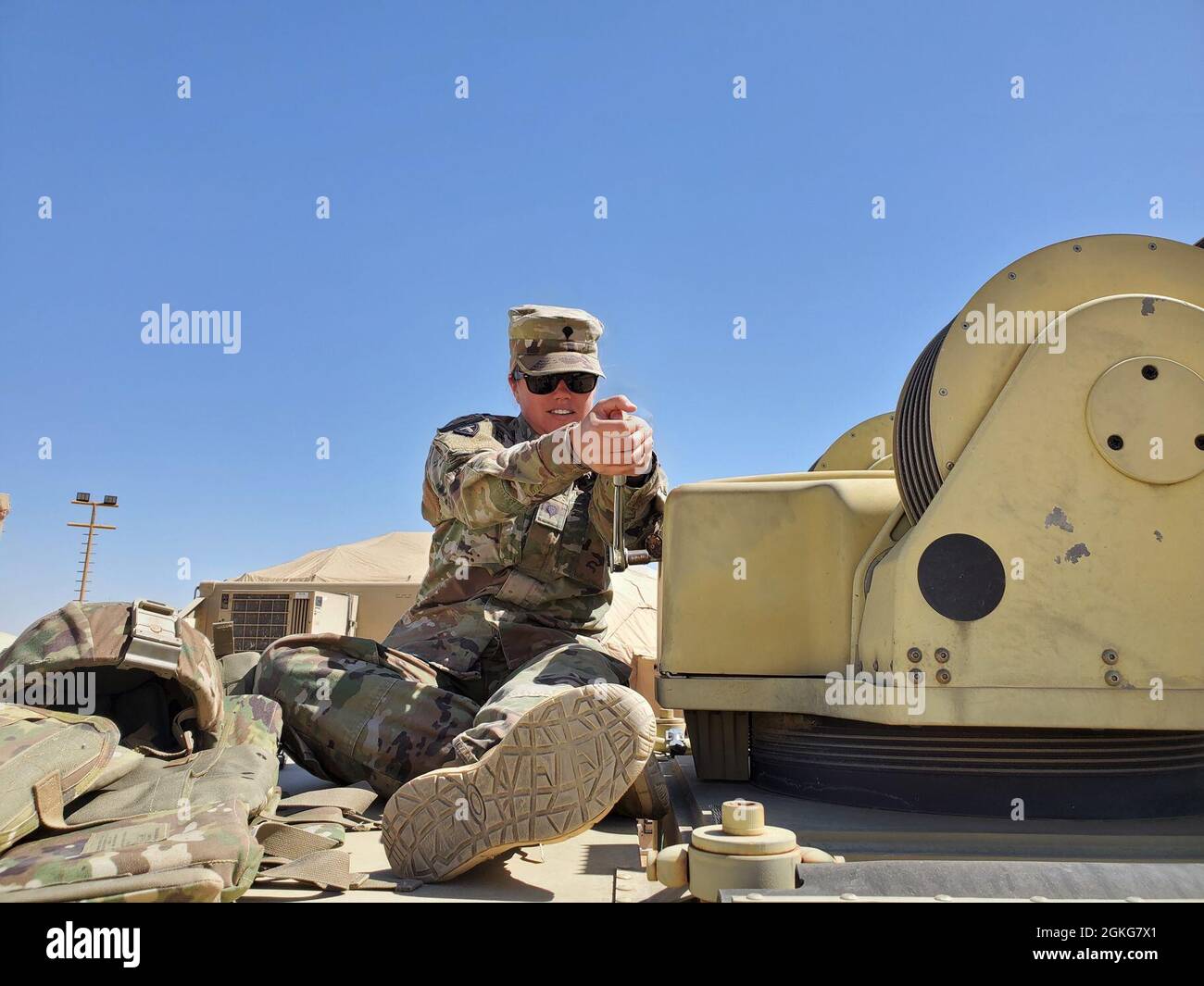 Groupe de travail Division Spartan tactique - Jordan Soldier US Army SPC. Kaitlyn Jackson, de Kyle, Texas, travaille au déploiement manuel du système de terminaux transportables par satellite pour un exercice de validation visant à déplacer un centre d'opérations tactiques, le 14 avril 2021. Les soldats ont travaillé ensemble pour sécuriser la zone et ont placé plus d'un mille de fil de concertina. Jackson, avec une petite équipe de soldats signal, a assuré que le réseau informatique était immédiatement opérationnel et capable de fournir le même niveau critique de conscience de la situation à commander. Cet exercice de validation a fourni une formation pratique en temps réel et Banque D'Images