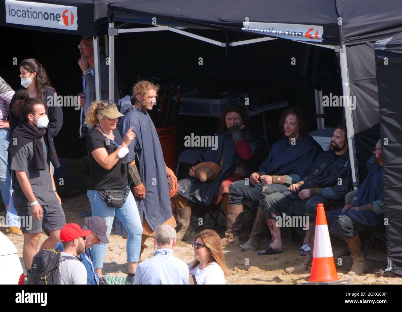 Casting et équipage sur le film de l'emplacement à Holywell Bay Cornwall, ensemble de House of Dragon exclusif Banque D'Images