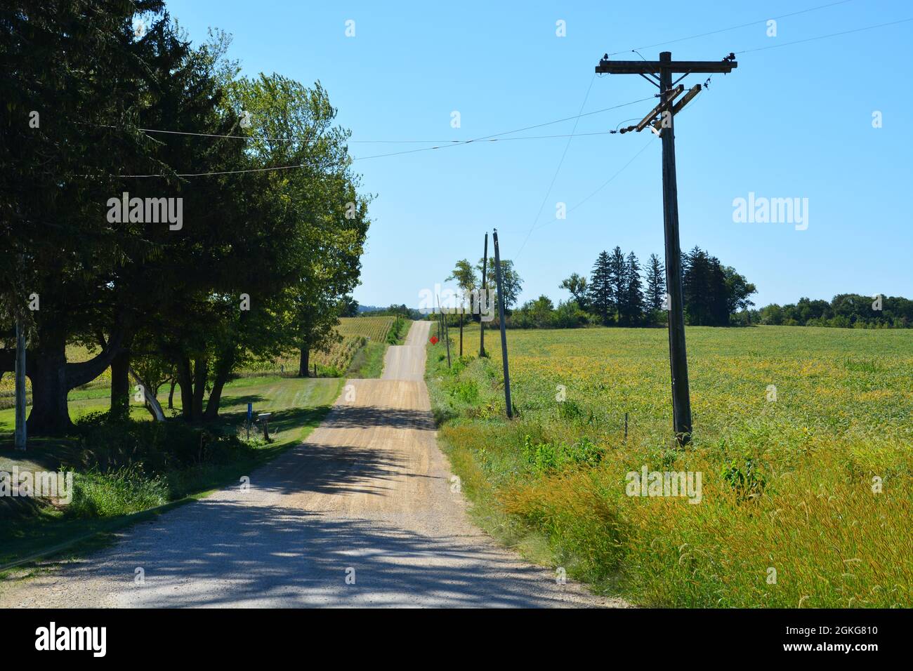 Une route de terre menant de l'Interstate à Stockton, Illinois. Banque D'Images