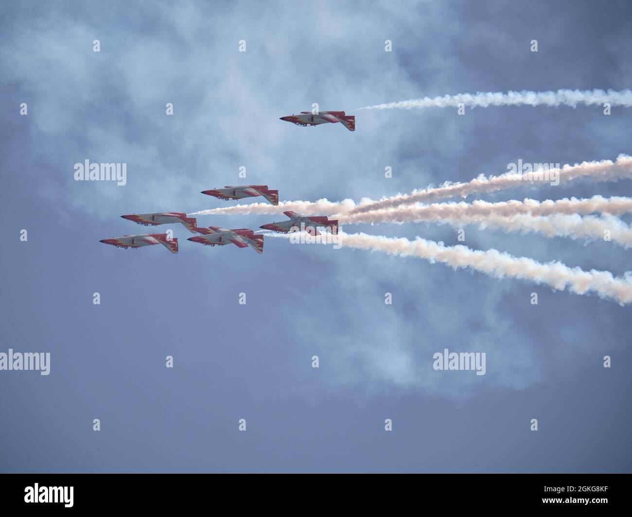 Patrulla Aguila volant à l'envers à Torre del Mar Airshow 2021, Malaga, Espagne. Banque D'Images