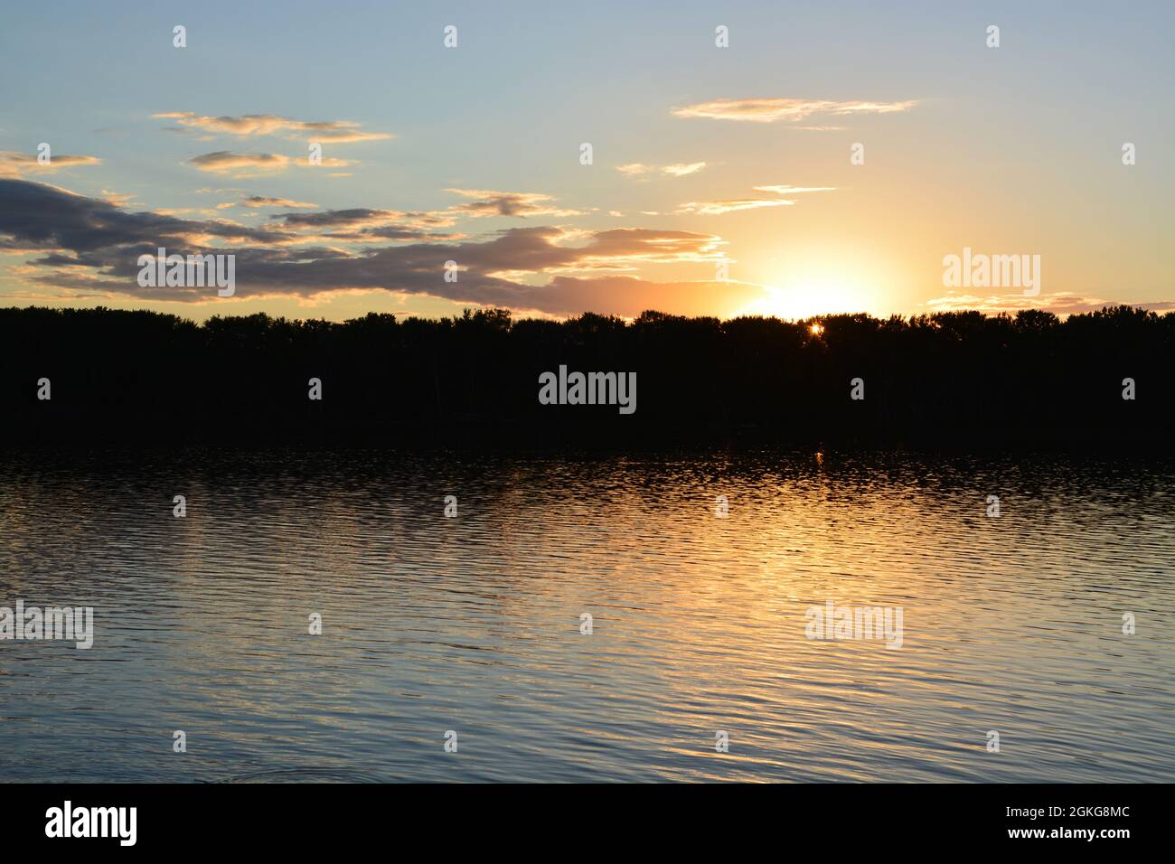 Coucher de soleil sur le fleuve Mississippi depuis Savanna, Illinois. Banque D'Images