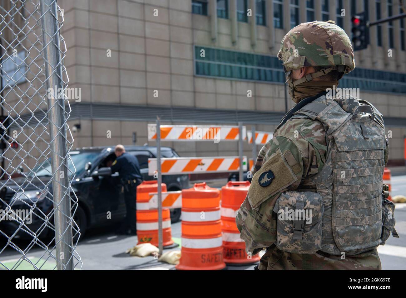 Les membres de la Garde nationale du Minnesota observent le service de police de Minneapolis, le 15 avril 2021, dans le cadre de l'opération Safety Net, l'effort de sécurité publique visant à protéger les vies et les biens et à assurer le droit des gens de manifester pacifiquement pendant le procès de l'ancien policier de Minneapolis Derek Chauvin. Plus de 3,000 gardes du Minnesota ont le devoir d'assurer la sécurité de la communauté locale. Banque D'Images
