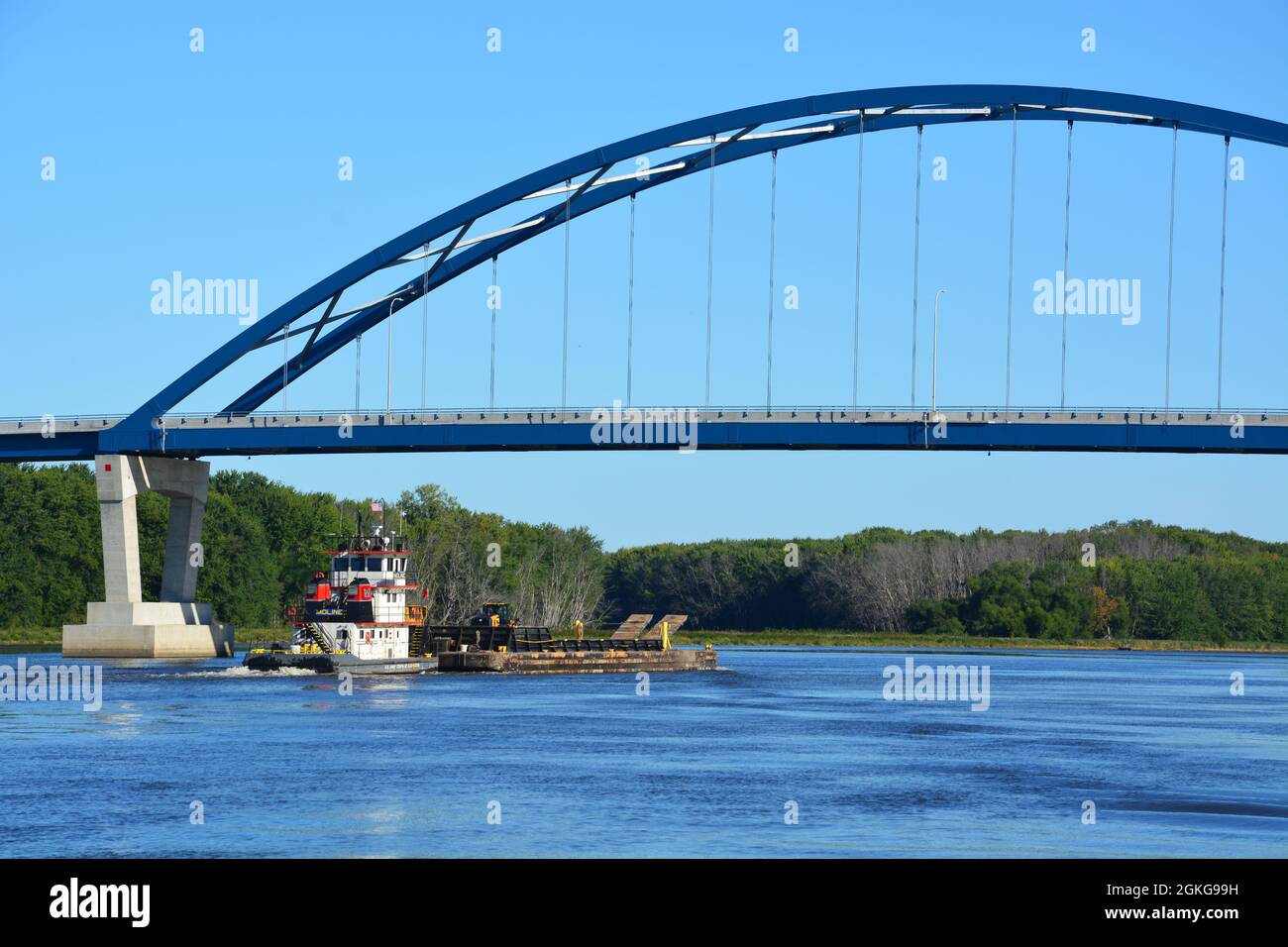 Un remorqueur de la compagnie Army Corp of Engineering pousse une barge chargée de matériaux de construction sur le fleuve Mississippi en passant par Savanna, Illinois. Banque D'Images