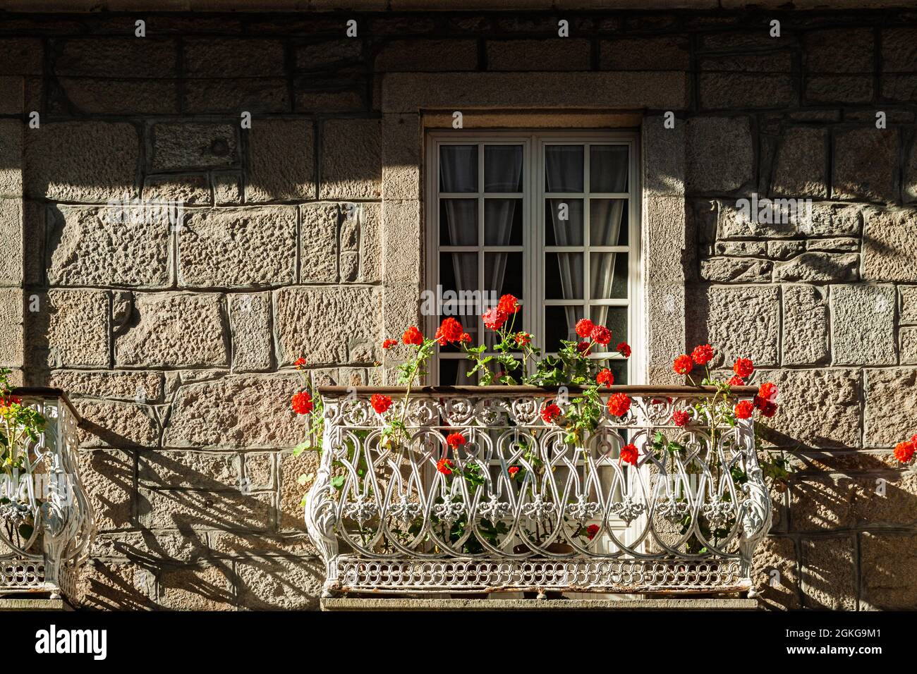 Pontevedra, Espagne; 5 juillet 2015: Balcon avec géraniums rouges. Banque D'Images
