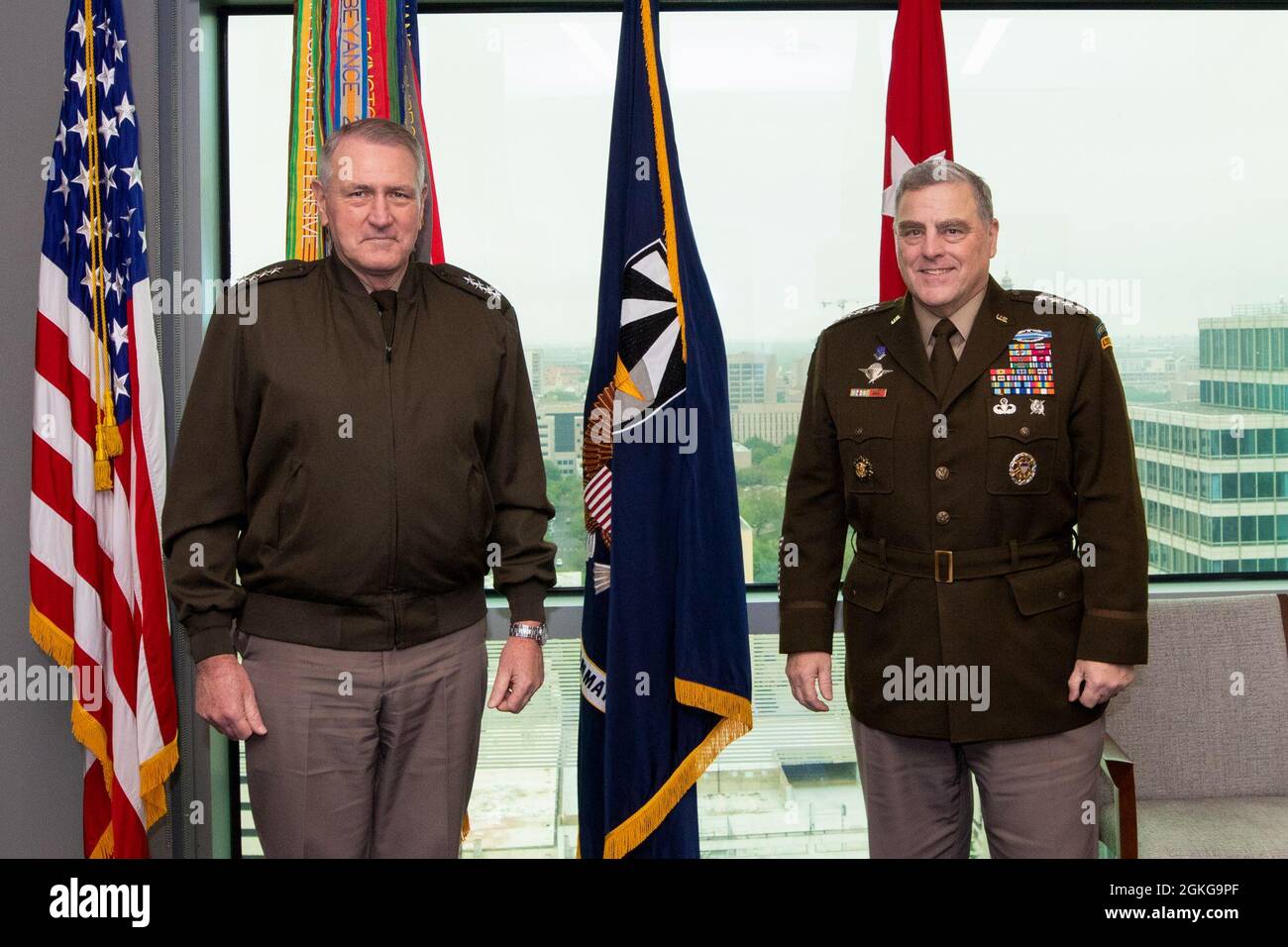 Le général Mike Murray, commandant général du Commandement de l'Armée de terre, visite le 15 avril 2021 à Austin, au Texas, le général Mark A. Milley, 20e président des chefs d'état-major interarmées. Banque D'Images