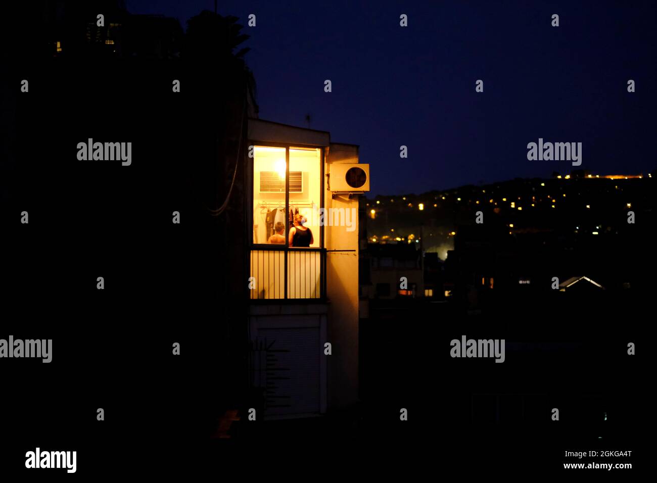 La maison illuminée est représentée près de la climatisation comme un stand  familial à Barcelone, Espagne 14 septembre 2021. REUTERS/Nacho Doce Photo  Stock - Alamy