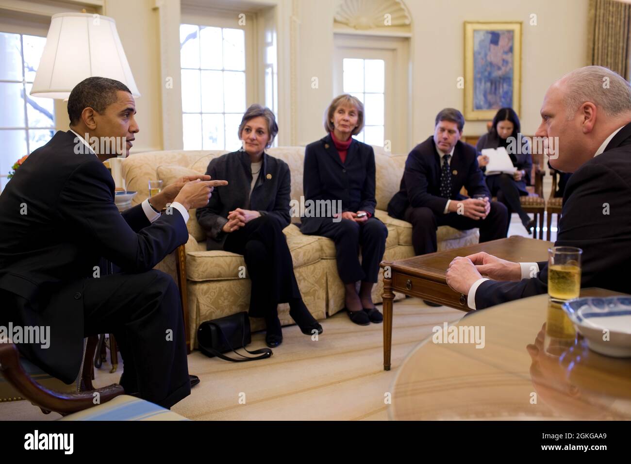 Le président Barack Obama rencontre les dirigeants du Congrès de la Nouvelle coalition démocrate dans le Bureau ovale, le 4 mars 2010. (Photo officielle de la Maison Blanche par Pete Souza) cette photo officielle de la Maison Blanche est disponible uniquement pour publication par les organismes de presse et/ou pour impression personnelle par le(s) sujet(s) de la photo. La photographie ne peut être manipulée d'aucune manière et ne peut pas être utilisée dans des documents commerciaux ou politiques, des publicités, des courriels, des produits, des promotions qui, de quelque manière que ce soit, suggèrent l'approbation ou l'approbation du Président, de la première famille ou de la Maison Blanche. Banque D'Images