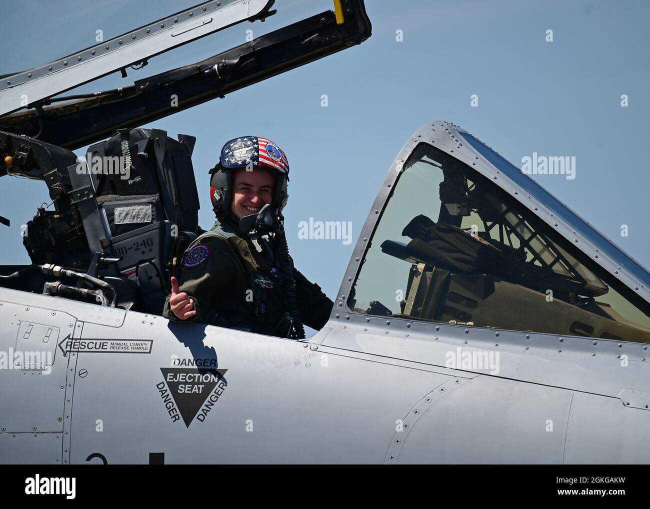 Lindsay Johnson, capitaine de la US Air Force, observatrice de la sécurité De L'Équipe de démonstration Thunderbolt II A-10, siège sur le poste de pilotage d'un A-10 à la base de la Patrick Space Force, en Floride, le 15 avril 2021. Johnson agit comme un homme de main au sol et fournit des commentaires sur les paramètres au pilote de l'équipe de démonstration via une communication radio bidirectionnelle pendant les salons aériens. Banque D'Images