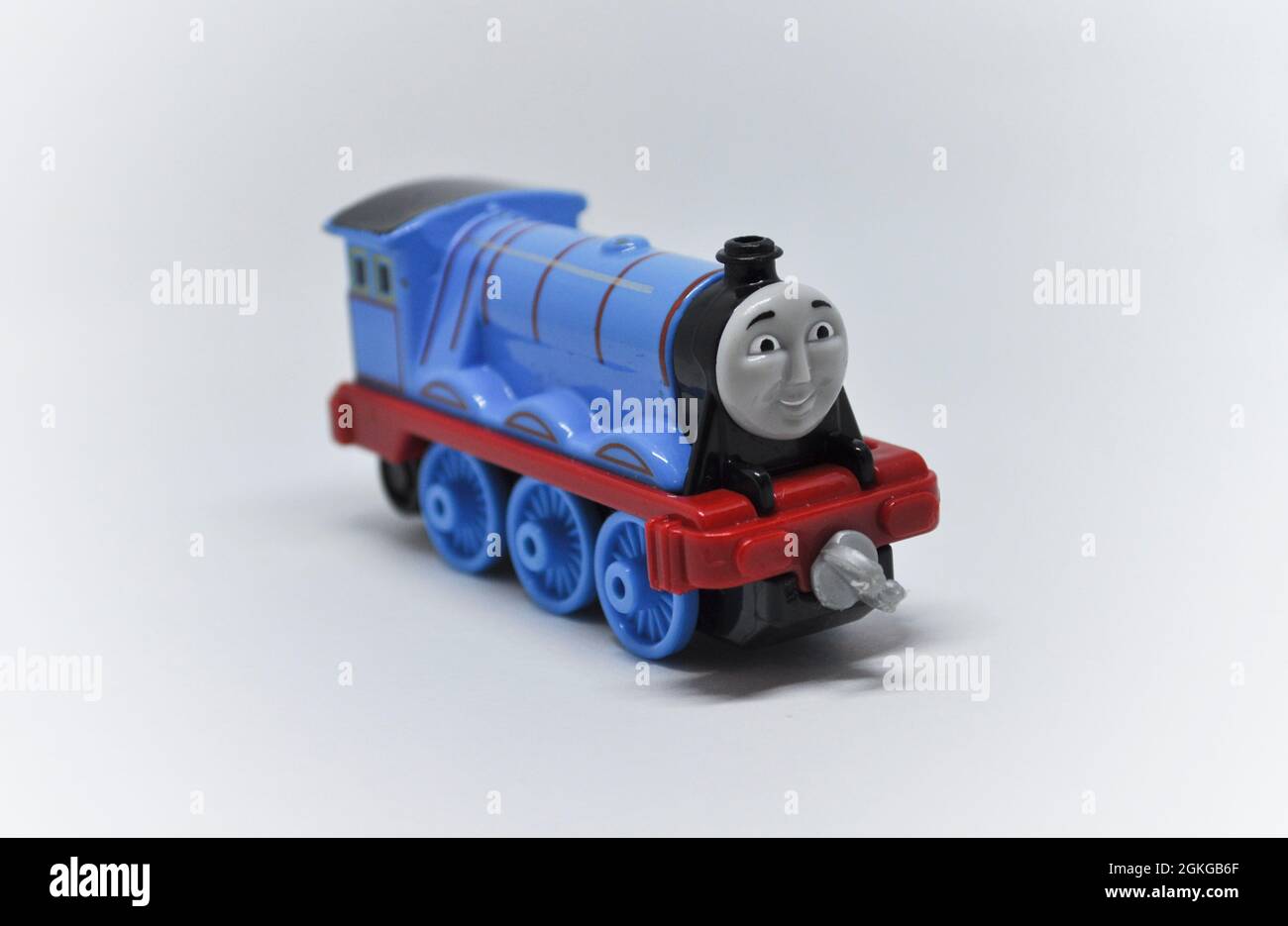 Gordon die modèle coulé de Thomas le Tank Engine sur fond blanc. Banque D'Images