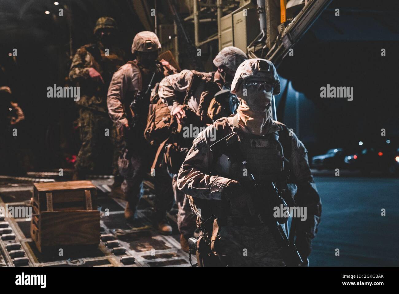 Marines des États-Unis avec Fleet anti-terrorisme Security Company, Europe (FASTEUR), marins de la marine des États-Unis avec unité mobile d'élimination des explosifs d'artillerie 8 (EODMU 8), Et les forces navales de construction, les « Seabees », commandant de la Force opérationnelle - 68 (CTF-68), débarquent un C-130 de la Force aérienne américaine à Niamey (Niger), le 15 avril 2021 pour un exercice conjoint de préparation des forces au Mali (Afrique). Les forces américaines effectuent régulièrement des exercices d'évaluation opérationnelle et logistique dans toutes les régions afin de se préparer aux imprévus, de faire preuve de préparation et d'identifier les domaines d'amélioration. Banque D'Images
