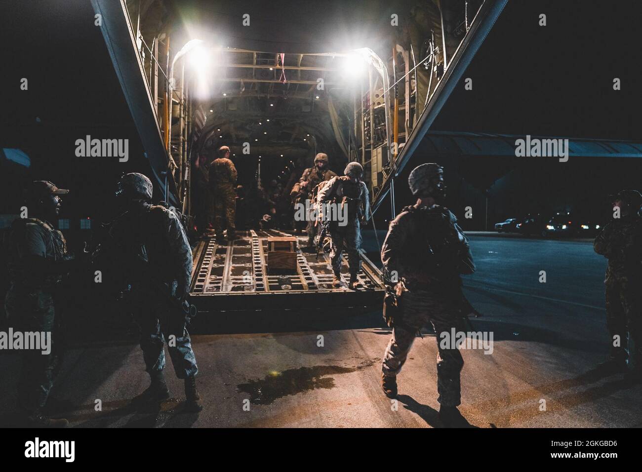 Marines des États-Unis avec Fleet anti-terrorisme Security Company, Europe (FASTEUR), marins de la marine des États-Unis avec unité mobile d'élimination des explosifs d'artillerie 8 (EODMU 8), Et les forces navales de construction, les « Seabees », commandant de la Force opérationnelle - 68 (CTF-68), débarquent un C-130 de la Force aérienne américaine à Niamey (Niger), le 15 avril 2021 pour un exercice conjoint de préparation des forces au Mali (Afrique). Les forces américaines effectuent régulièrement des exercices d'évaluation opérationnelle et logistique dans toutes les régions afin de se préparer aux imprévus, de faire preuve de préparation et d'identifier les domaines d'amélioration. Banque D'Images