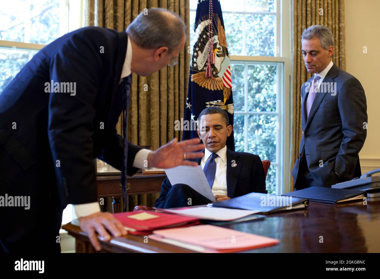 Le président Barack Obama discute de la stratégie en matière de soins de santé avec Phil Schiliro, assistant du président des affaires législatives, et le chef de cabinet Rahm Emanuel dans le Bureau ovale, le 19 mars 2010. (Photo officielle de la Maison Blanche par Pete Souza) cette photo officielle de la Maison Blanche est disponible uniquement pour publication par les organismes de presse et/ou pour impression personnelle par le(s) sujet(s) de la photo. La photographie ne peut être manipulée d'aucune manière et ne peut pas être utilisée dans des documents commerciaux ou politiques, des publicités, des courriels, des produits, des promotions qui, de quelque manière que ce soit, suggèrent une approbation ou Banque D'Images