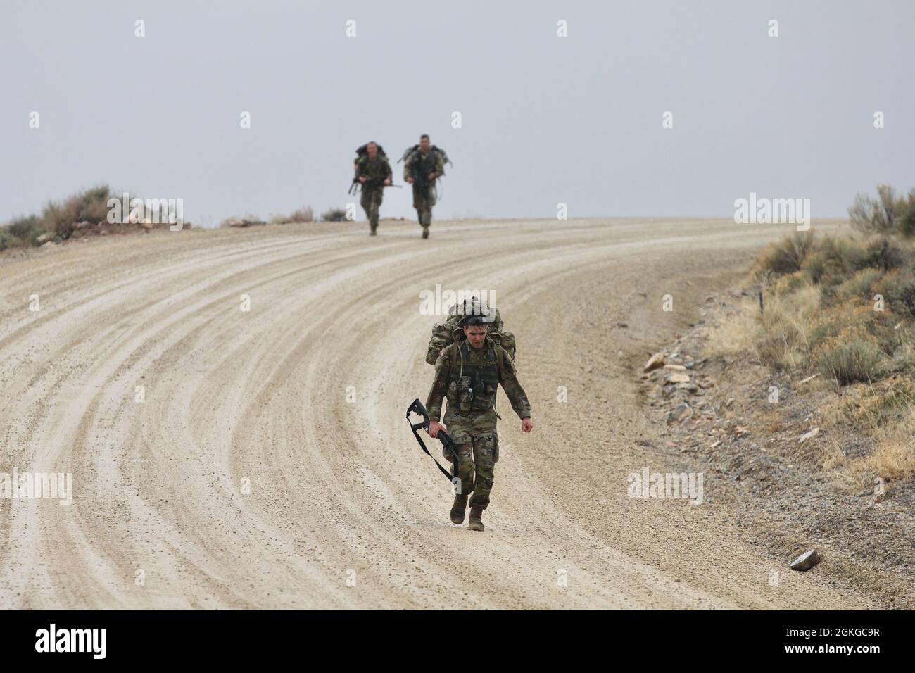 807e Commandement médical (soutien au déploiement) et 76e Commandement de l'intervention opérationnelle les soldats participent à la compétition du meilleur guerrier du Commandement interarmées au Camp Williams, du 13 au 17 avril 2021. Les soldats ont été mis au défi de terminer une marche de 12 milles en trois heures. Banque D'Images