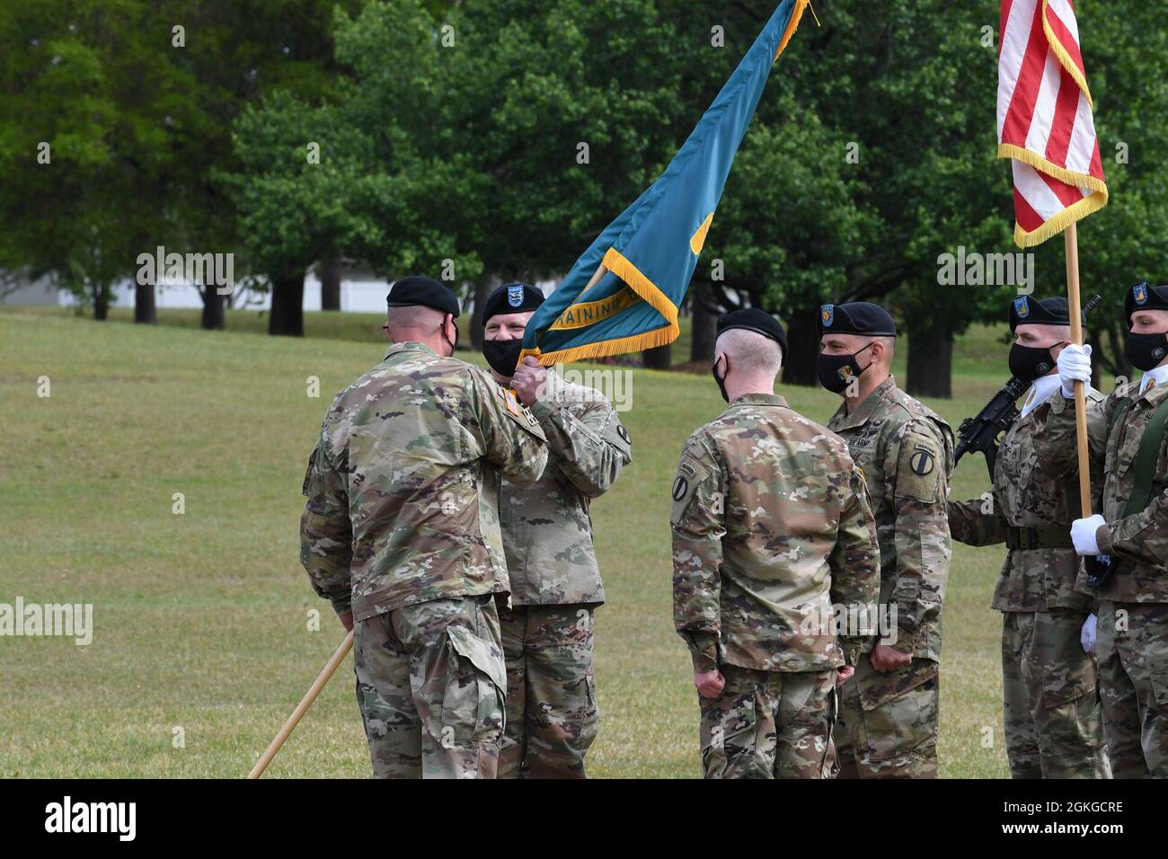 Le colonel Joseph A. Jackson reçoit les couleurs de la Brigade d'entraînement des leaders du général Lonnie G. Hibard, commandant général du Centre d'instruction militaire initiale des États-Unis, lors d'une cérémonie de changement de commandement en avril 15 à Victory Field. (Par Wallace McBride) Banque D'Images