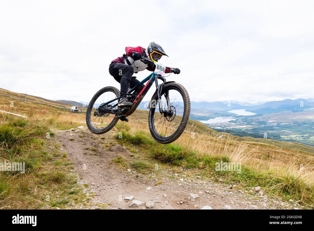 Motard de montagne en compétition lors d'une course SDA (Scottish Downhill Association) à fort William, en Écosse, au Royaume-Uni Banque D'Images