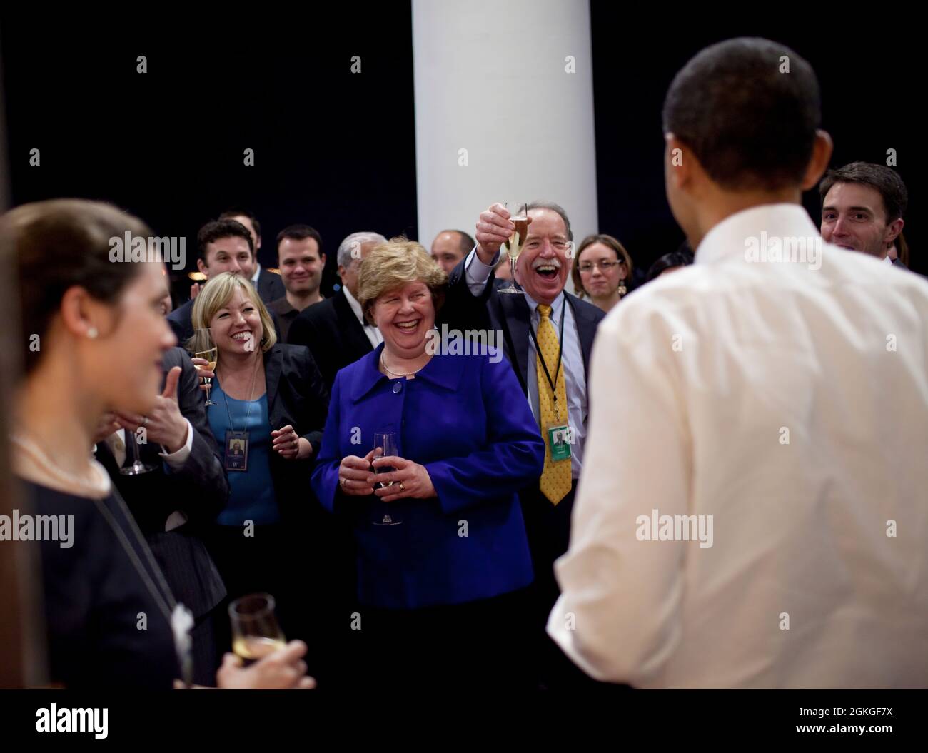 Le président Barack Obama fête avec son personnel sur le balcon Truman de la Maison Blanche, début mars 22, 2010, après le vote de la Chambre pour adopter la réforme des soins de santé. (Photo officielle de la Maison Blanche par Pete Souza) cette photo officielle de la Maison Blanche est disponible uniquement pour publication par les organismes de presse et/ou pour impression personnelle par le(s) sujet(s) de la photo. La photographie ne peut être manipulée d'aucune manière et ne peut pas être utilisée dans des documents commerciaux ou politiques, des publicités, des courriels, des produits, des promotions qui, de quelque manière que ce soit, suggèrent l'approbation ou l'approbation du Président Banque D'Images