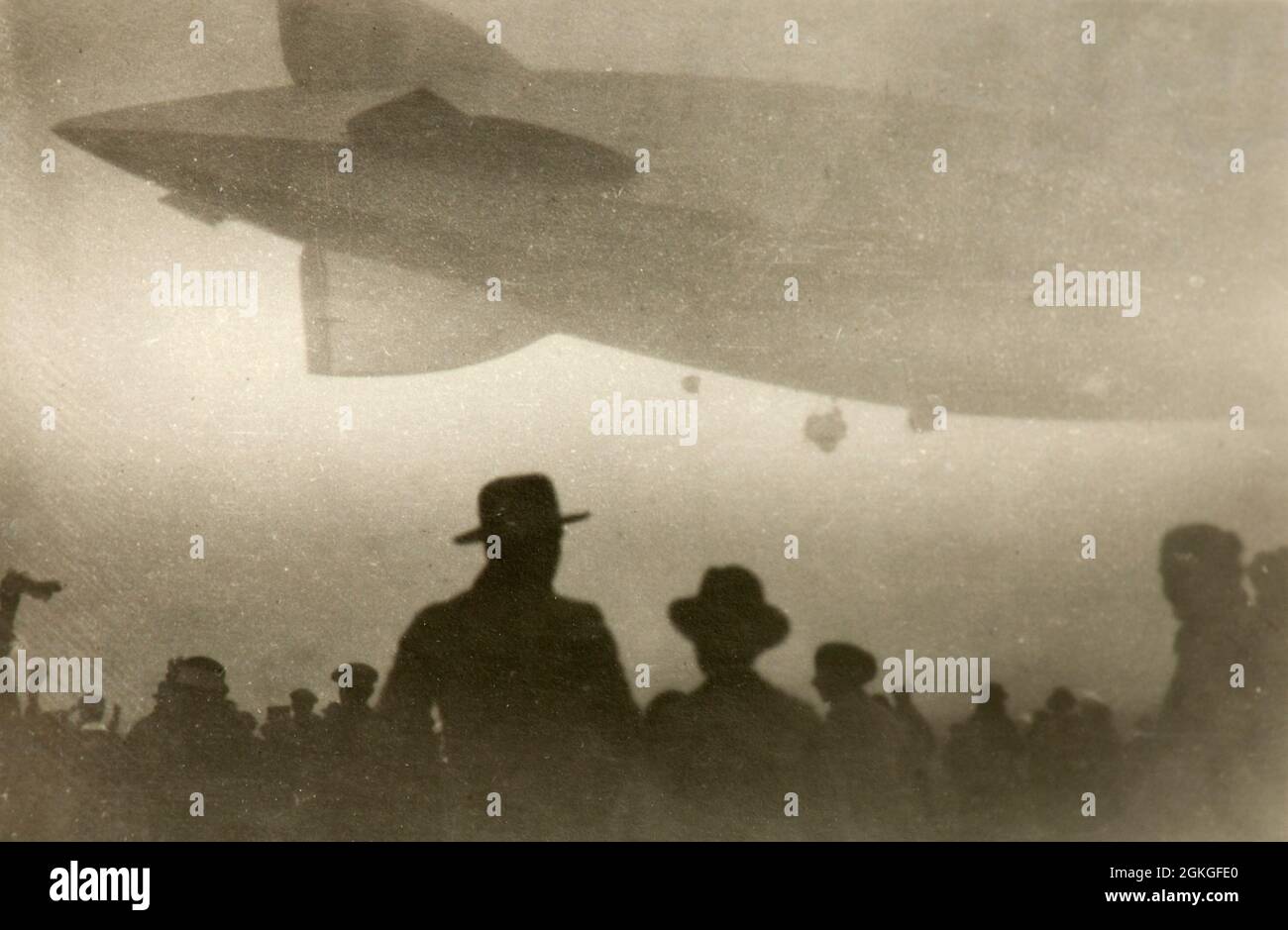 Photo de Biutiful montrant la silhouette des personnes qui regardent le départ du Zeppelin pour le vol transatlantique de 1928 Banque D'Images