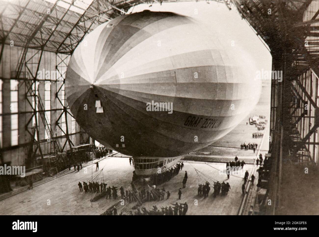 Un avion de Graf Zeppelin quitte le hangar Banque D'Images