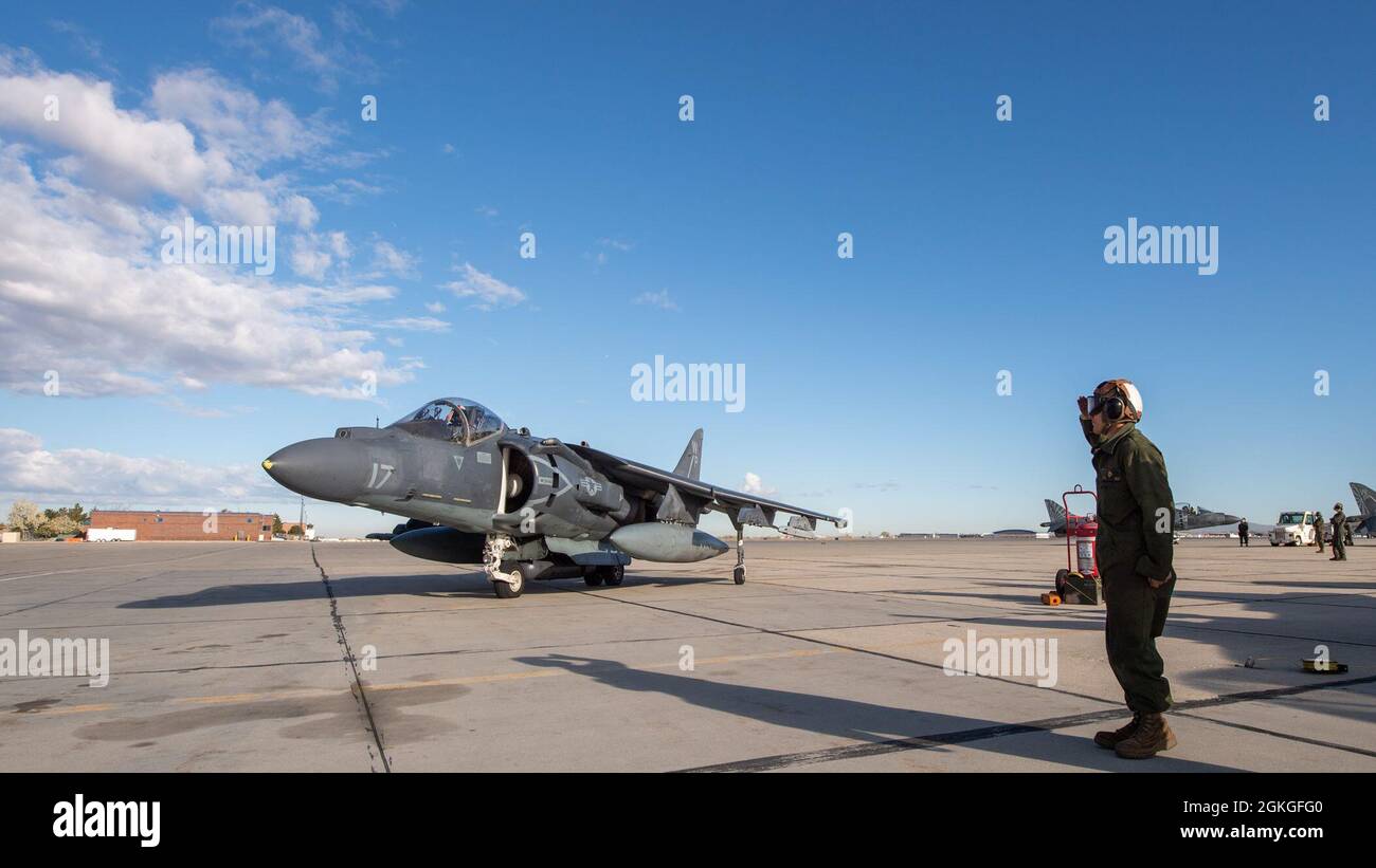 PFC marine. Byrd, commandant de bord de l'escadron d'attaque maritime 223, Cherry point (Caroline du Nord), salue un pilote AV-8B Harrier à Gowen Field, Boise (Idaho), le 16 avril 2021. La salinisation d'un pilote avant un vol est une tradition de longue date entre les pilotes et le personnel d'entretien. Banque D'Images