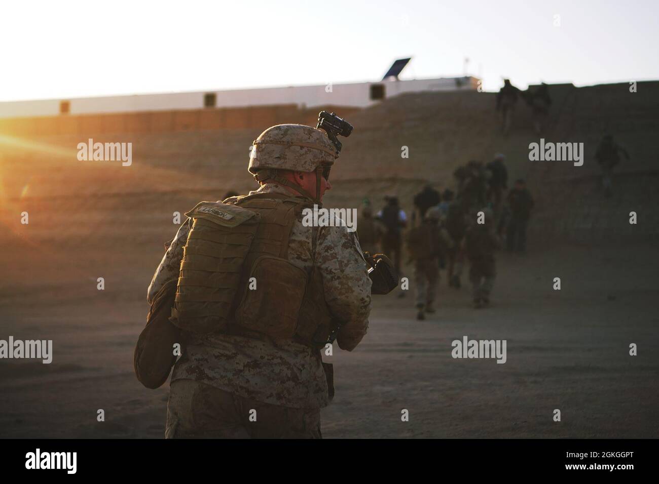 Caporal de lance du corps des Marines des États-Unis Kyle Larson, un rifleman, affecté à la Compagnie Echo, 2e Bataillon, 4e Régiment Marine, 1re Division Marine, court dans une zone d'atterrissage lors d'un exercice d'évacuation non combattant, dans le cadre du cours instructeur d'armes et de tactiques (WTI) 2-21, au Centre de combat aérien du corps marin, à Twentynine Palms, en Californie, le 16 avril, 2021. Le cours WTI est un événement de formation de sept semaines organisé par l'escadron des armes et tactiques de l'aviation maritime un, offrant une formation tactique avancée normalisée et la certification des qualifications d'instructeur d'unité pour appuyer le tra de l'aviation maritime Banque D'Images