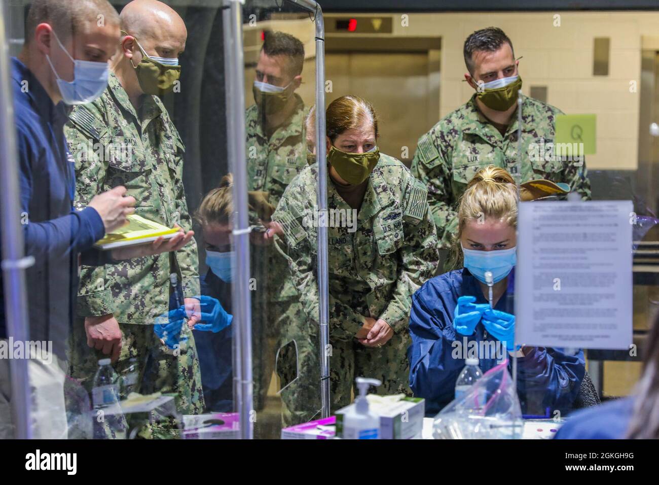 ADM. Arrière Jacquelyn McClelland (au centre), commandant du Groupe de soutien logistique expéditionnaire de la Marine (NAVELSG), observe le processus de remplissage des seringues avec le vaccin COVID-19 au Centre de congrès Hynes COVID-19 Community Vaccine Centre, Boston (Mass.), le 16 avril 2021. Des membres du service américain de partout au pays sont déployés à l'appui des opérations fédérales d'intervention en cas de vaccination du ministère de la Défense. Le Commandement du Nord des États-Unis, par l'intermédiaire de l'Armée du Nord des États-Unis, demeure déterminé à fournir un soutien continu et souple du Département de la Défense à l'Agence fédérale de gestion des urgences dans le cadre de l'ensemble du gouvernement Banque D'Images