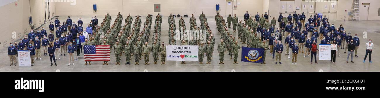 Les marins de la Marine américaine, le personnel médical du Service d'ambulance de Cataldo et les travailleurs de l'Agence fédérale de gestion des urgences célèbrent l'atteinte de leur jalon de cent mille vaccins administrés au Centre de congrès Hynes COVID-19 Community Vaccine Centre, Boston, Mass., le 16 avril 2021. Des membres du service américain de partout au pays sont déployés à l'appui des opérations fédérales d'intervention en cas de vaccination du ministère de la Défense. Le Commandement du Nord des États-Unis, par l'intermédiaire de l'Armée du Nord des États-Unis, demeure déterminé à fournir un soutien continu et souple du Département de la Défense à la FEMA dans le cadre de la réponse de l'ensemble du gouvernement à l'AC Banque D'Images