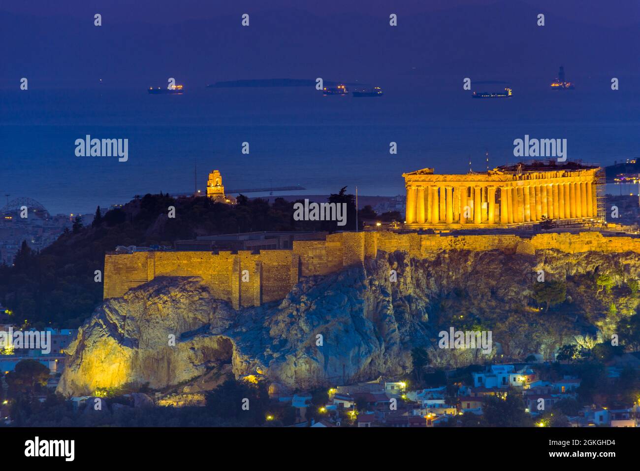 Acropole illuminé avec Parthénon la nuit, Athènes, Grèce. Banque D'Images