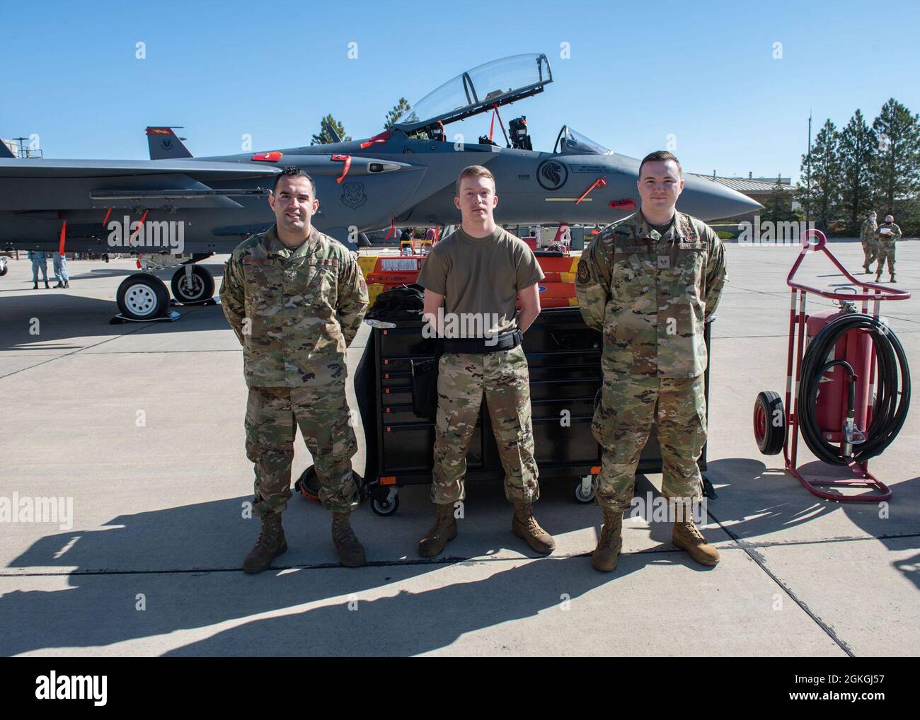 Les membres de l'équipage de chargement de la US Air Force du 391e Escadron de chasseurs posent pour une photo, le 16 avril 2021, à la base aérienne de Mountain Home, Idaho. L'objectif du concours trimestriel d'équipage de charge est d'être l'équipage de charge à trois personnes le plus rapide pour charger des armes dans un avion. Banque D'Images