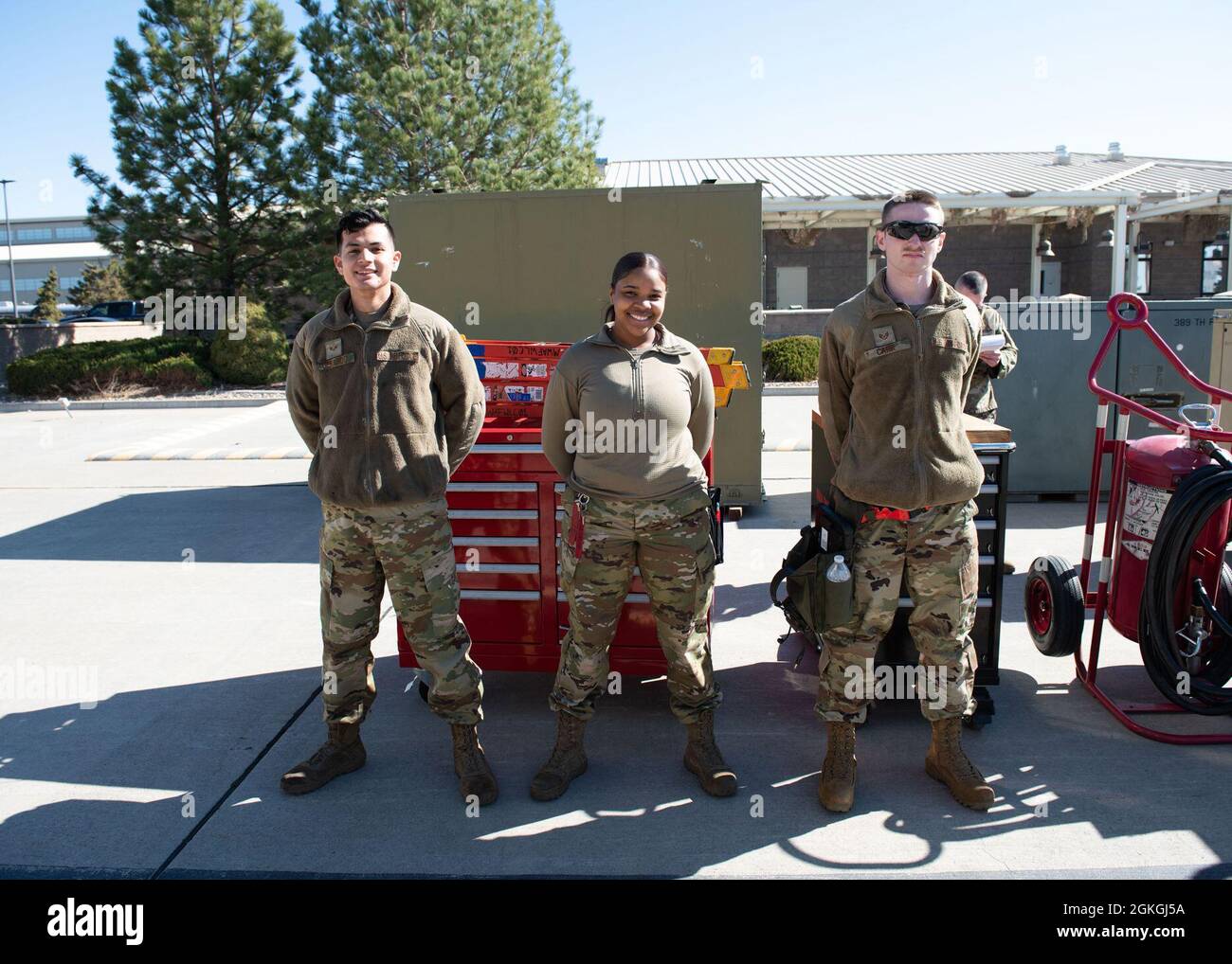 Les membres de l'équipage de chargement de la U.S. Air Force du 389e Escadron de chasseurs (FS) posent pour une photo, le 16 avril 2021, à la base aérienne de Mountain Home, dans l'Idaho. Bien que le concours trimestriel de charge soit un concours de vitesse, de compétence et de travail d'équipe, il s'agit également d'une autre méthode de formation qui améliore la préparation. Banque D'Images