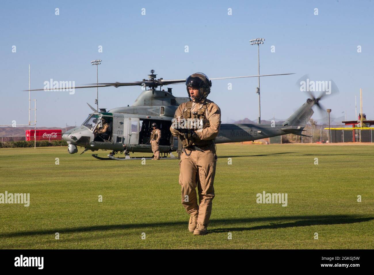 Sergent du corps des Marines des États-Unis Austin Keslermalec, chef d'équipage, au sein du Marine Light Attack Helicopter Squadron 167, Marine Aircraft Group 29, 2e Escadre Marine Aircraft, arpente la zone après l'atterrissage lors de l'assaut tactique de soutien 3 (AST-3), exercice d'assistance humanitaire étrangère, en soutien du cours d'instructeur d'armes et de tactiques (WTI) 2-21, à l'Arizona Western College, À Yuma, en Arizona, le 16 avril 2021. WTI est un événement de formation de sept semaines organisé par MAWTS-1, offrant une formation tactique avancée standardisée et une certification des qualifications des instructeurs de l'unité pour soutenir la formation de l'aviation maritime et readi Banque D'Images