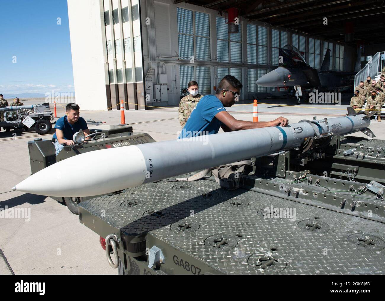 REPUBLIQUE de Singapour Air Force ME2 Ananth Kumar, membre de l'équipage du 428e Escadron de chasseurs, retire les sangles d'un missile Air Intercept, le 16 avril 2021, à la base aérienne de Mountain Home, Idaho. Dans cette compétition, chaque équipe doit charger deux missiles Air Intercept dans un avion en 17 minutes ou moins. Banque D'Images