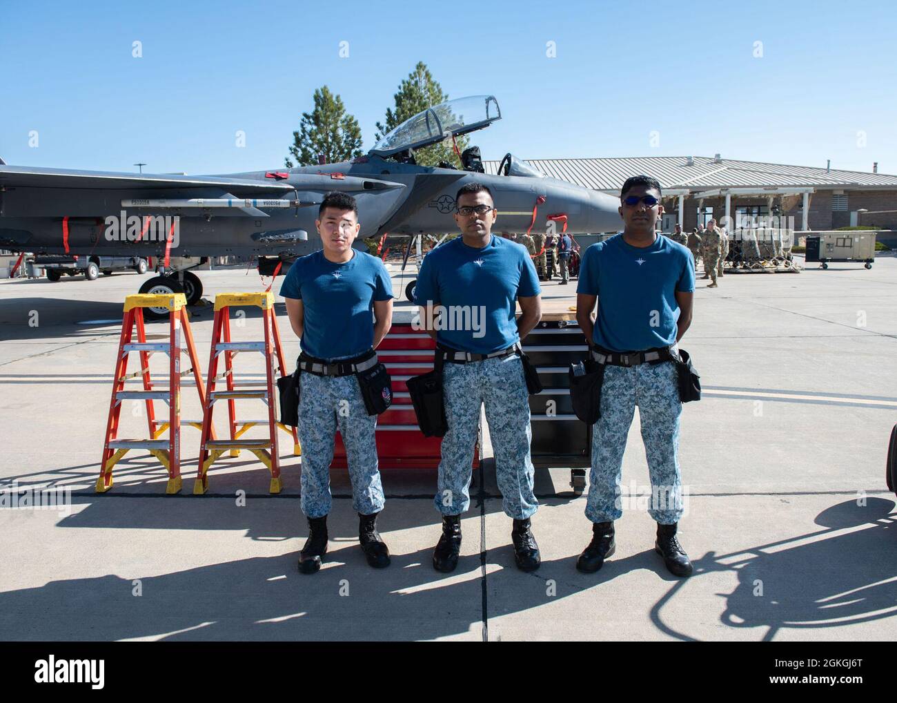 Les membres de l'équipage de chargement de la Force aérienne de la République de Singapour du 428e Escadron de chasseurs (FS) posent pour une photo, le 16 avril 2021, à la base aérienne de Mountain Home, Idaho. Trois équipes de trois FS différents ont participé au concours trimestriel de chargement, un concours qui teste les compétences et l'efficacité d'une équipe de trois hommes chargée d'armes dans un avion. Banque D'Images
