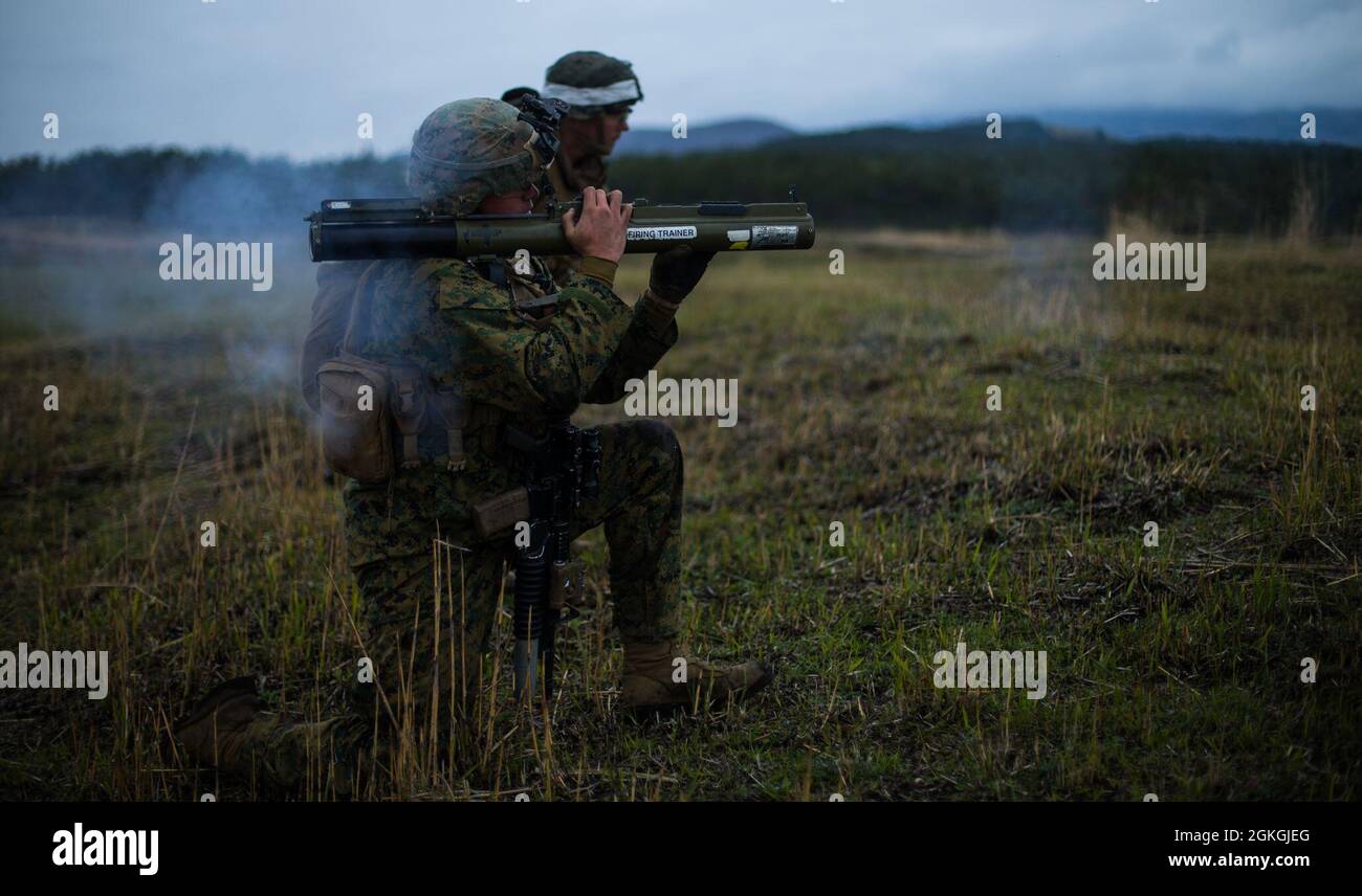 Une marine américaine avec 3d Battalion, 3d Marines, tire une arme anti-char légère M72 tout en effectuant une répétition de combat en direct pendant Fuji Viper 21.3 au centre d'entraînement d'armes combinées, Camp Fuji, Japon, 16 avril 2021. Au cours de cet exercice, Marines a perfectionné des tactiques, des techniques et des procédures pour soutenir les opérations de base expéditionnaires avancées au niveau du peloton et de l'entreprise. 3/3 est déployé dans l'Indo-Pacifique sous 4th Marines, 3d Marine Division. Banque D'Images