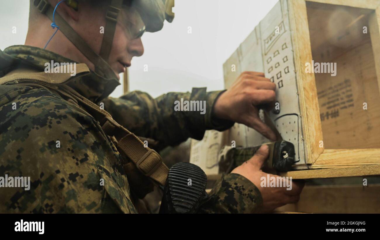 Une marine américaine avec 3d Battalion, 3d Marines, place des explosifs C-4 sur une structure ennemie tout en effectuant une répétition de combat pendant Fuji Viper 21.3 au centre d'entraînement d'armes combinées, Camp Fuji, Japon, 16 avril 2021. Au cours de cet exercice, Marines a perfectionné des tactiques, des techniques et des procédures pour soutenir les opérations de base expéditionnaires avancées au niveau du peloton et de l'entreprise. 3/3 est déployé dans l'Indo-Pacifique sous 4th Marines, 3d Marine Division. Banque D'Images