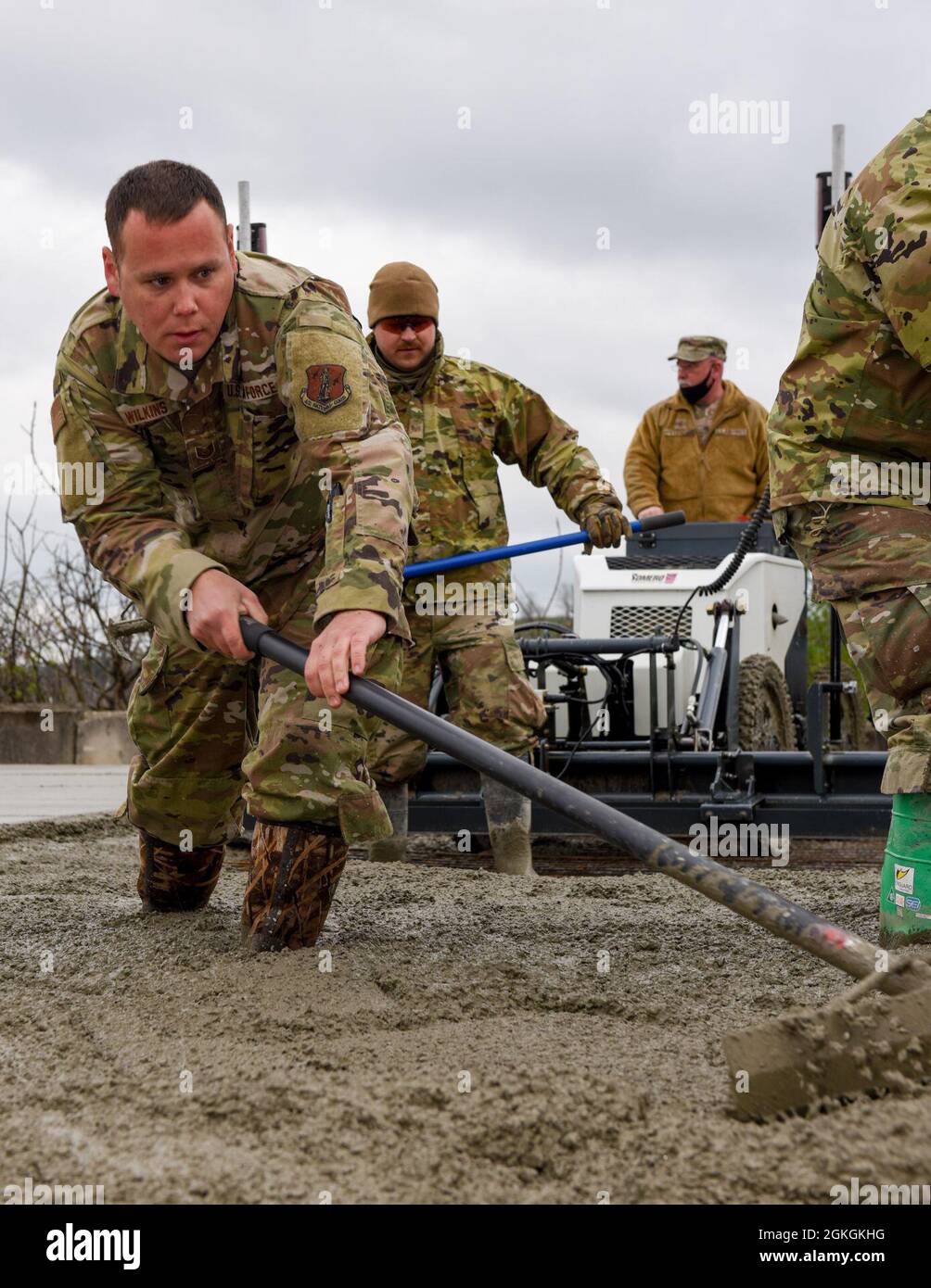 Pennsylvania Air National Guardsman, Tech. Sgt. Lucas Wilkins, affecté au 171e Escadron de génie civil de la Escadre de ravitaillement en carburant, répartit le béton pour s'assurer qu'il n'y a pas de vide ou de poches d'air, le 16 avril 2021. (Pennsylvanie A Banque D'Images